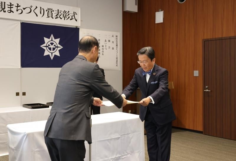 表彰状を授与される那須学長(右)