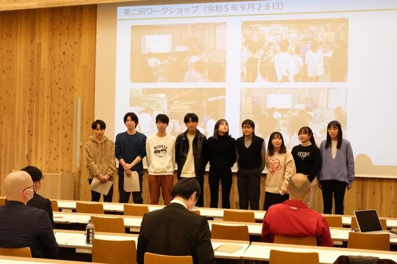 チャレンジ成果を報告する天王寺谷研究室の学生