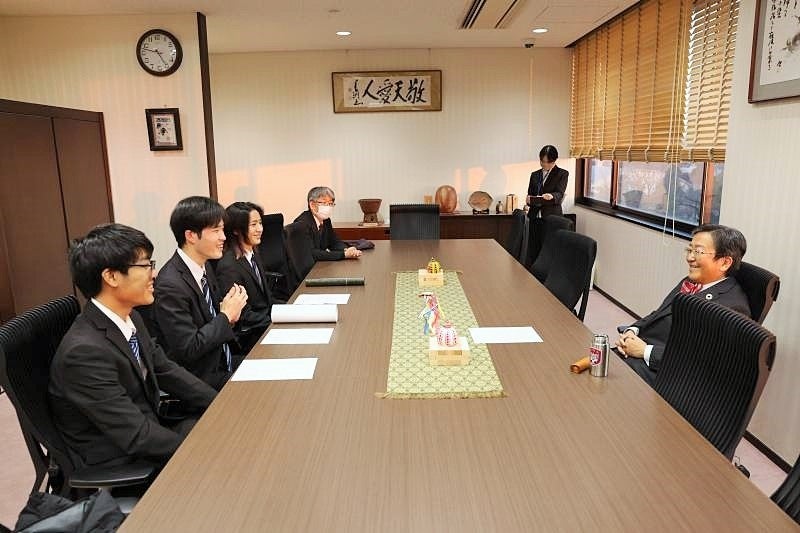 那須学長への報告の様子