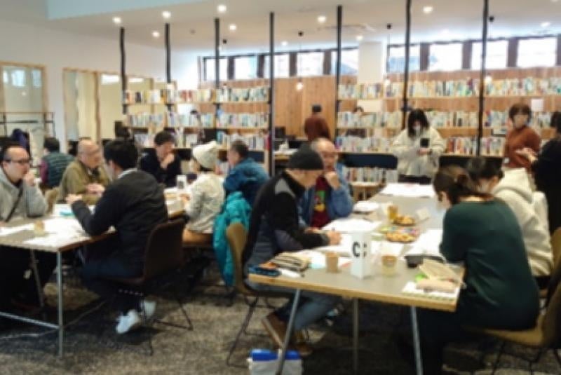 「それぞれの望ましい未来（2050年）の姿」についてペアワークをしている様子