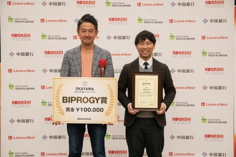 稲垣社長（右）