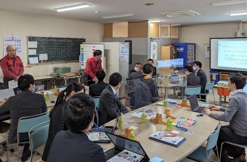 抱えている課題について説明する株式会社ホリグチの堀口社長、一柳樹志氏