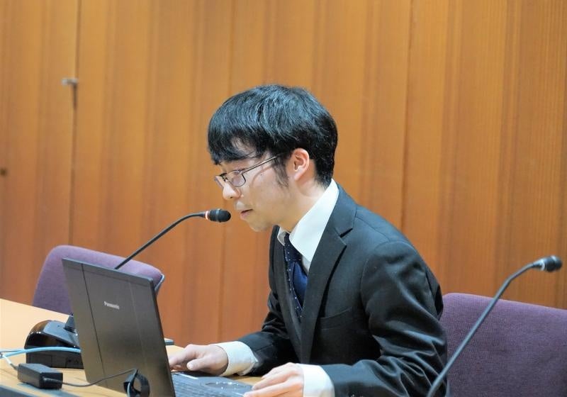 Frontier Schoolについて取り組み発表する内田さん