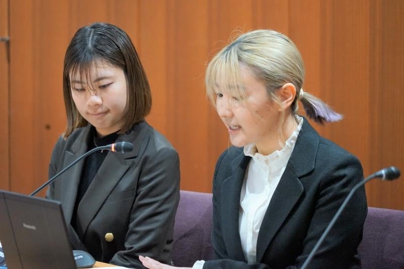 The World Kitchenについて取り組み発表する岡田さん（左）と藤井さん（右）