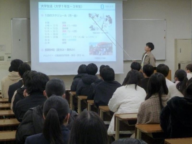 先輩学生のプレゼンを聞く入学予定者