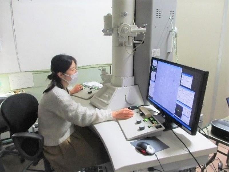 HITACHI H-7650を操作する受講生