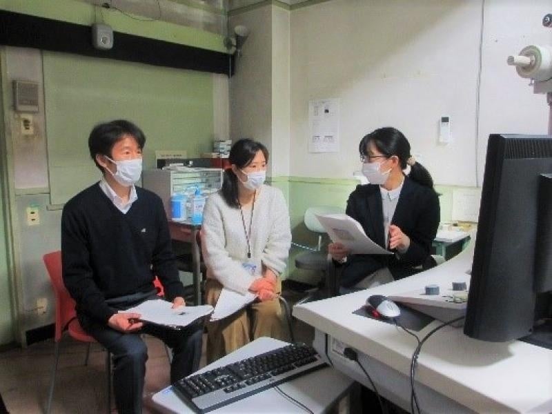 熱心に耳を傾ける受講生