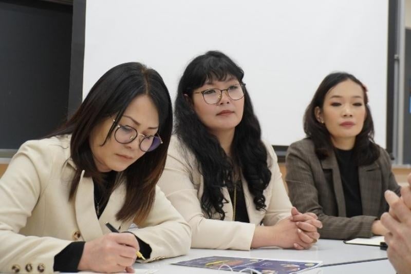 フロアからの質問に応じるAriungerel校長、Uuriintuya学部長、Byamba研修マネジャー（左から）