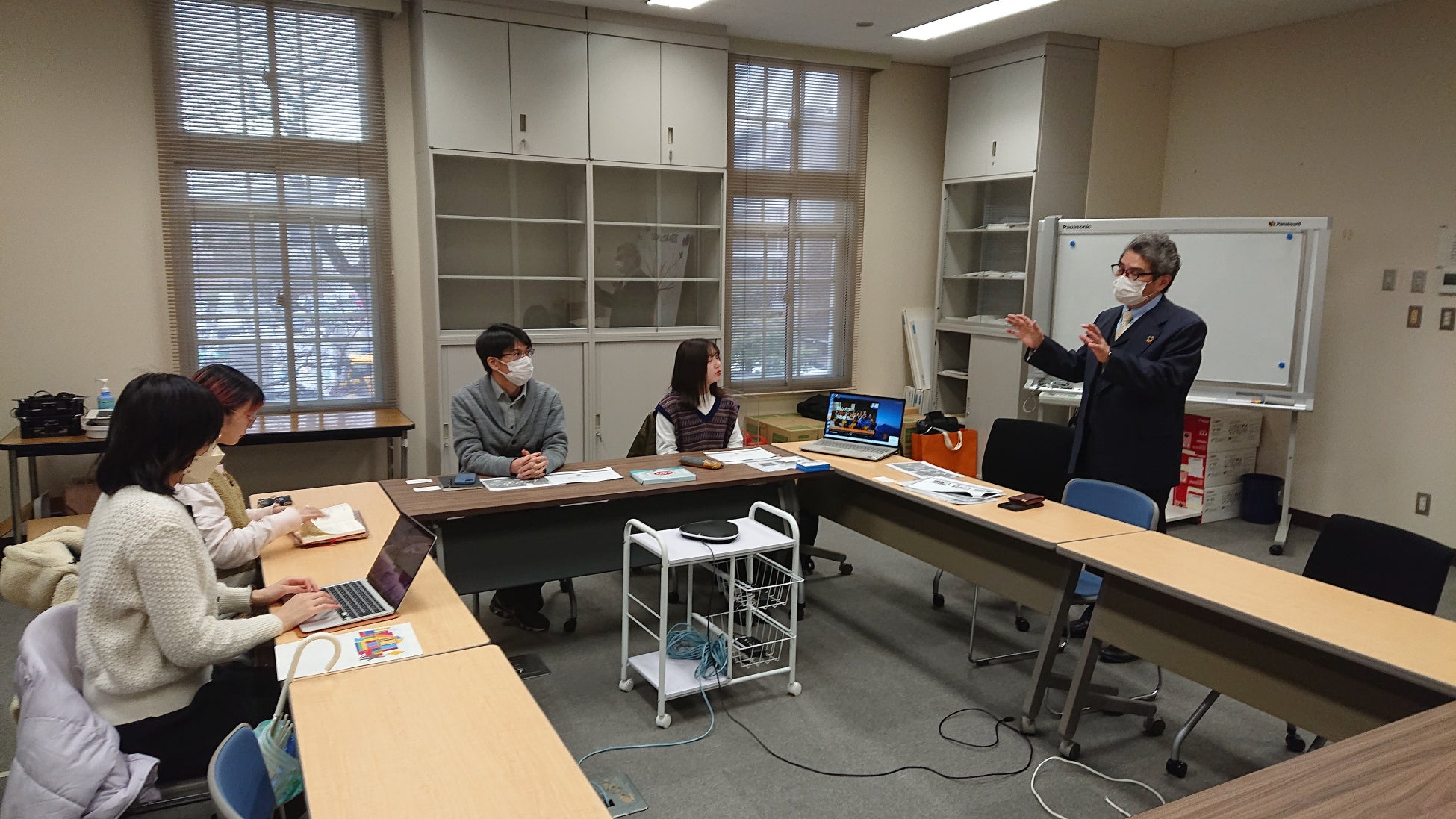 これまでの岡山大学TFTの活動を説明する町田准教授(右)