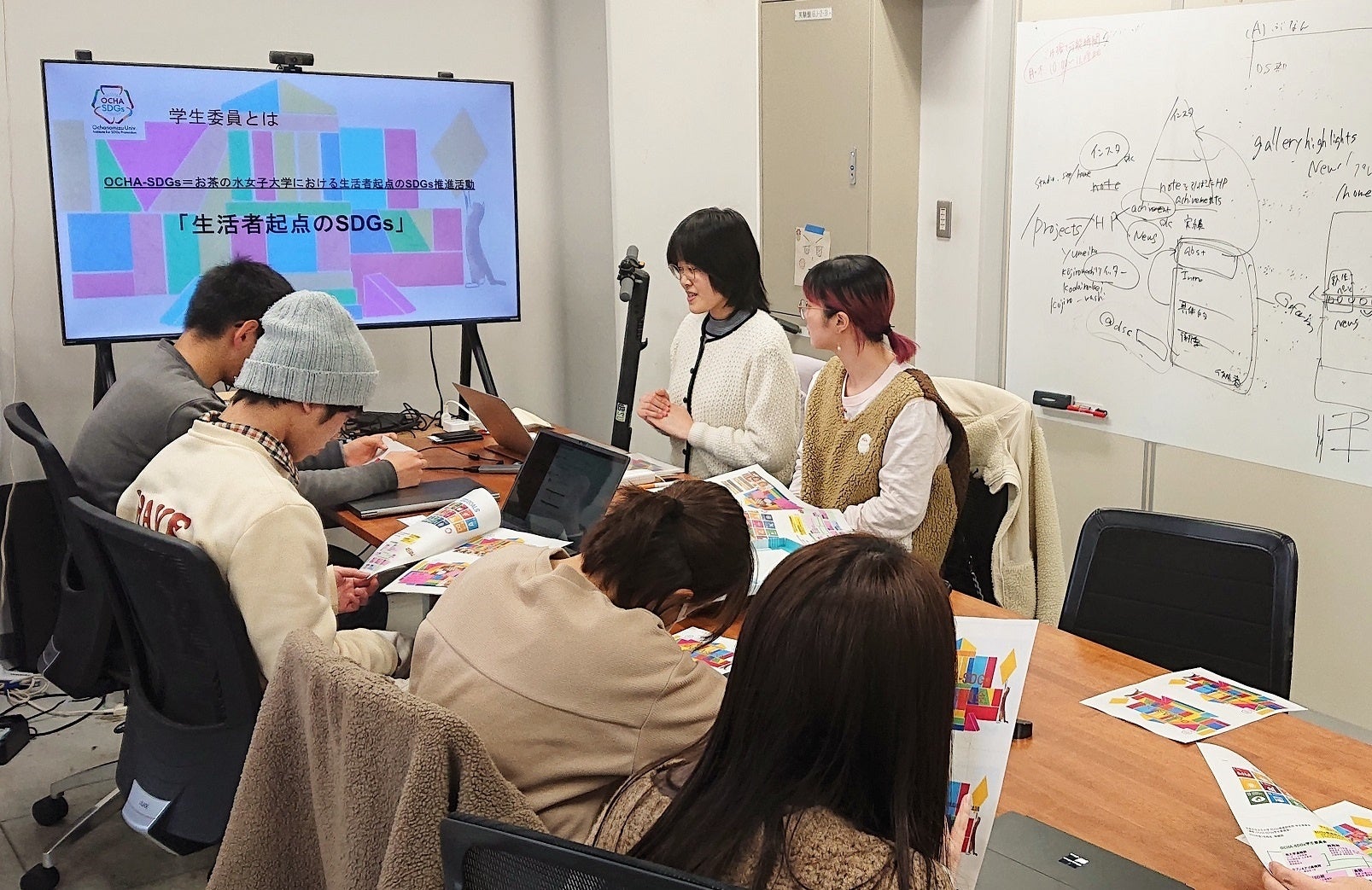 岡山大学DS部員にお茶の水女子大学SDGs学生委員会の取り組みを紹介する中村さん(中央)