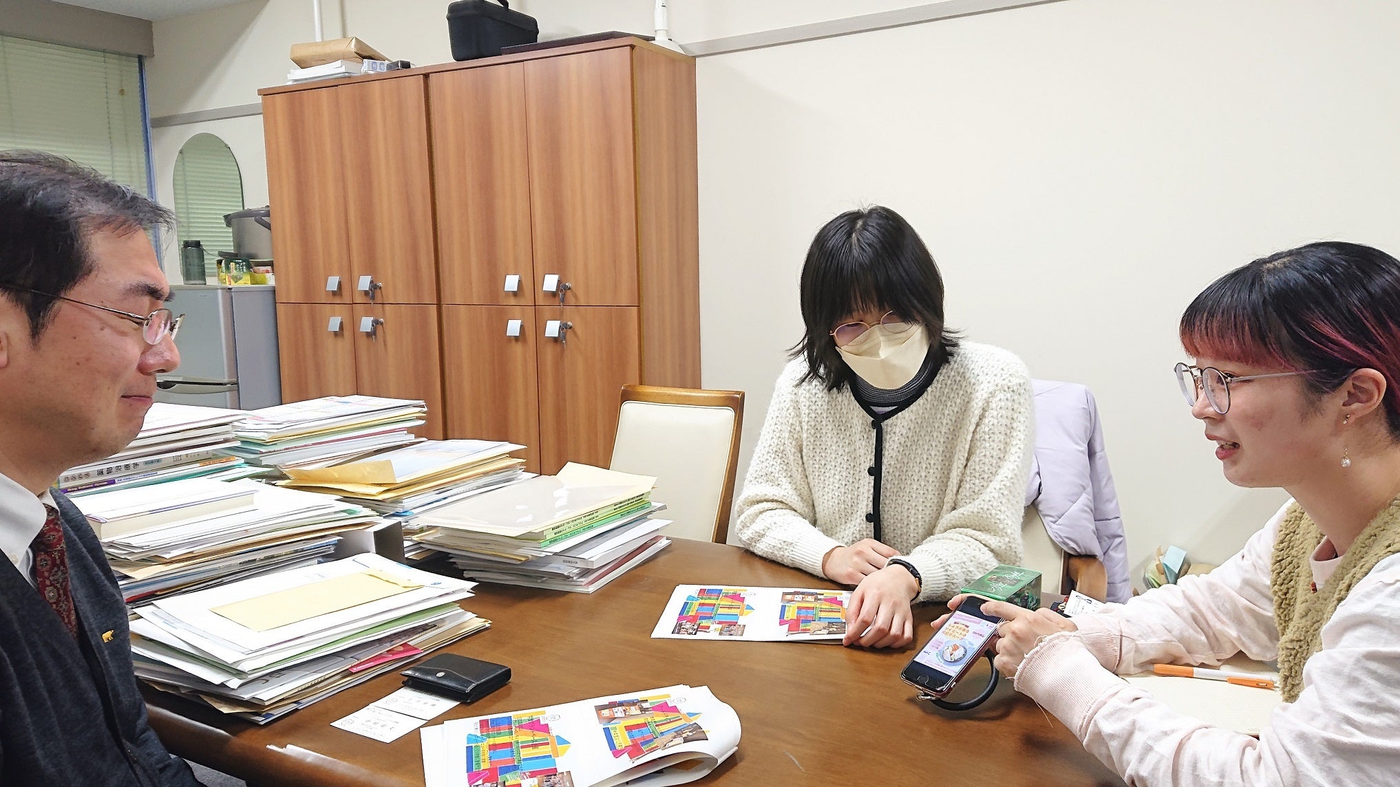 狩野議長に取り組みを紹介する土井さん（右）