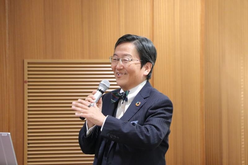 あいさつをする那須学長