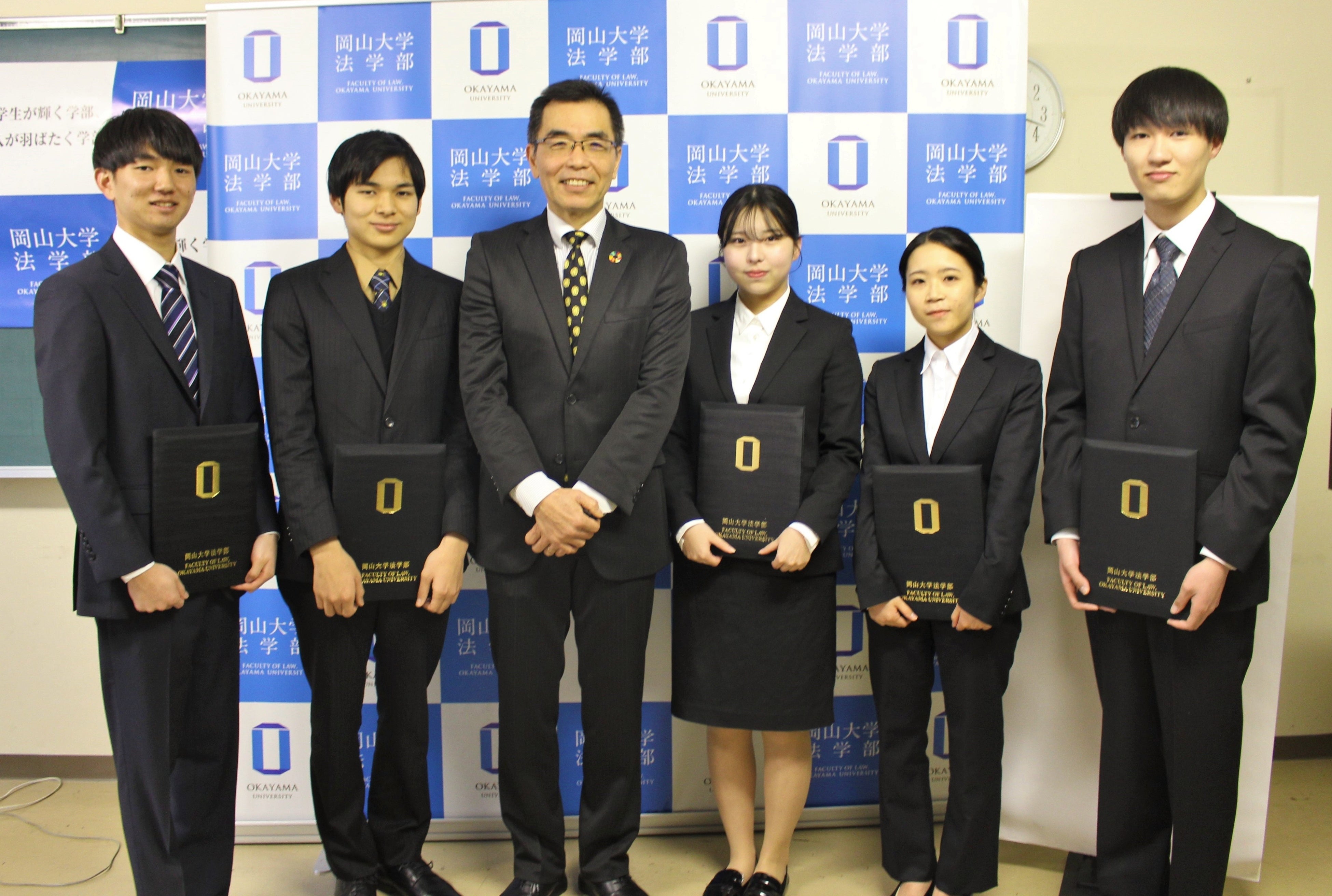 黒神直純学部長（中央）と受賞者ら