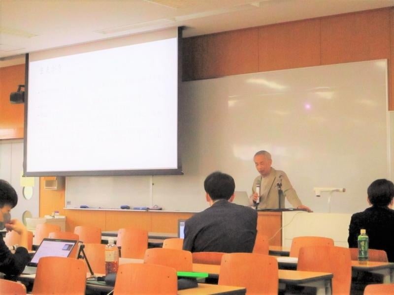 協同学習について講演する佐藤教授