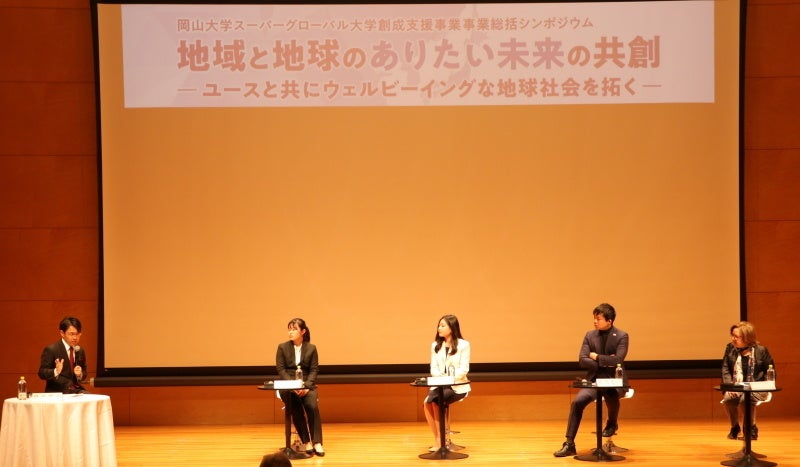 パネルディスカッションの様子（左から横井副学長、布さん、棚井さん、市川代表取締役CEO、BENTON教授）