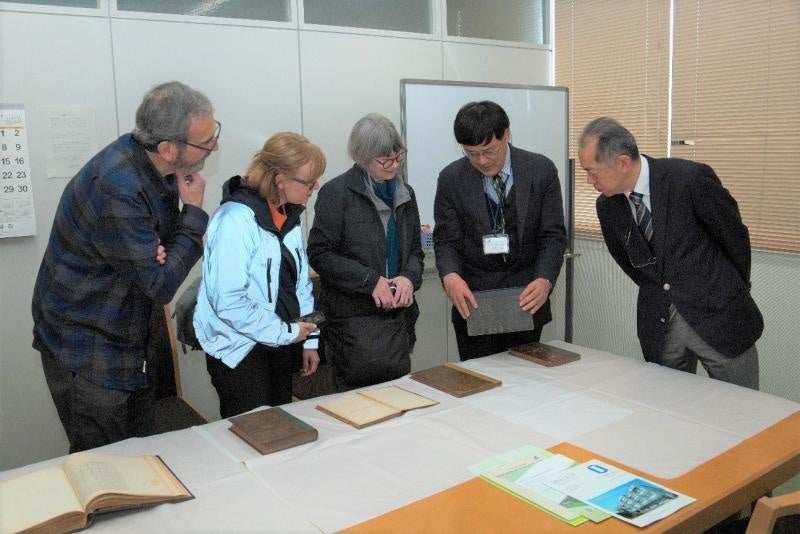 説明を行う武田分館長（右から二人目）