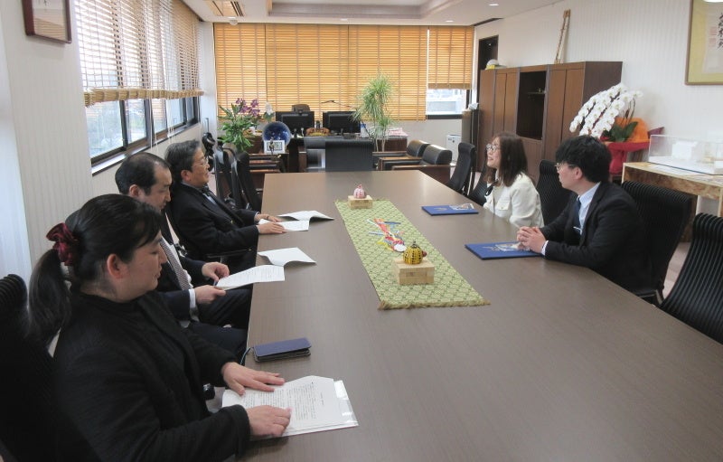 懇談会の様子（左奥から）那須学長、窪木副理事、宇根山本部長（右奥から）蔡准教授、中道研究准教授