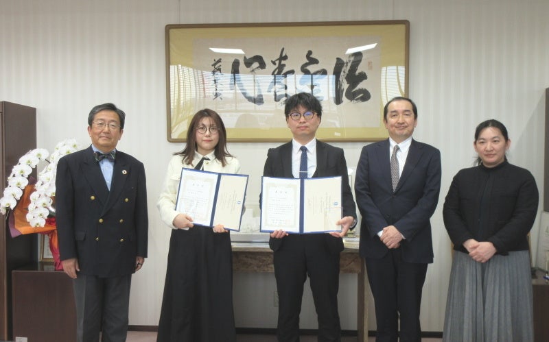 (左から)那須学長、蔡准教授、中道研究准教授、窪木副理事、宇根山本部長