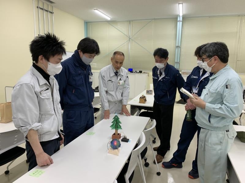 公開講座の作品紹介を受ける様子