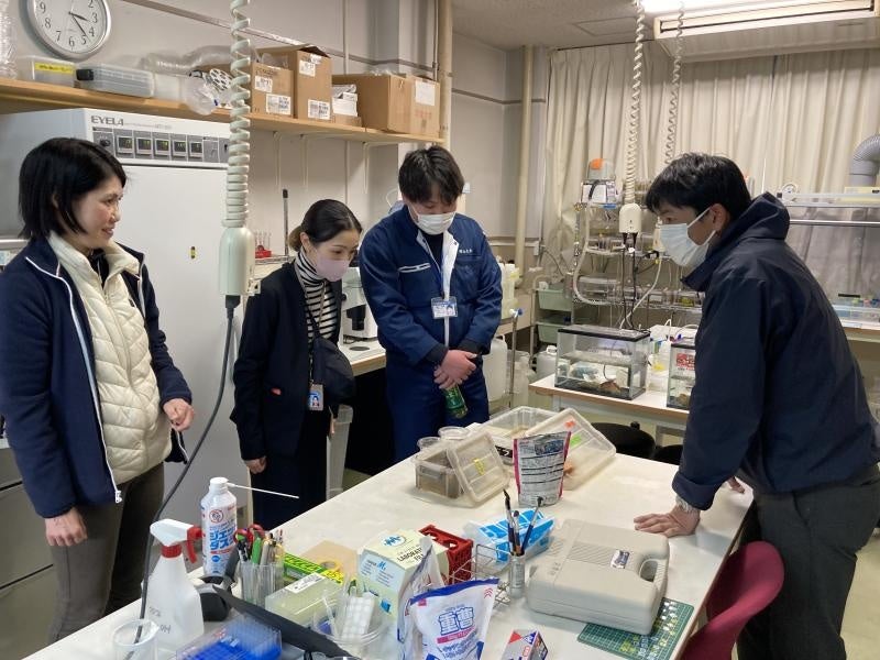 実験生物について説明を受ける様子