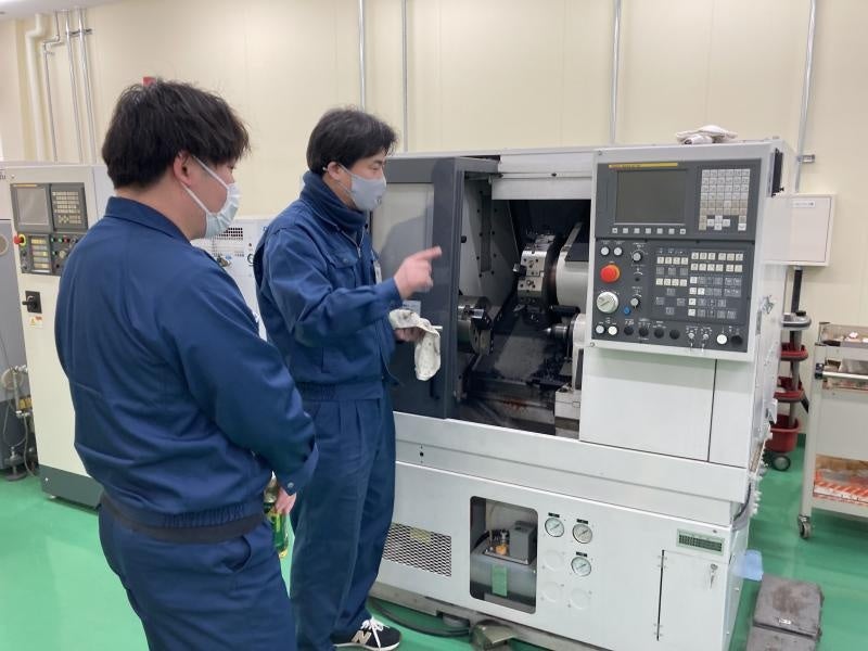 機械系施設見学の様子