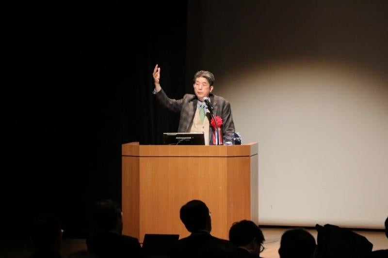 カーボンニュートラルとコンビナート、地方創生について講演する国際大学の橘川学長