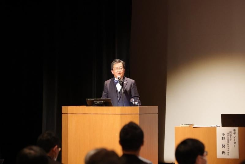 閉会あいさつをする那須学長