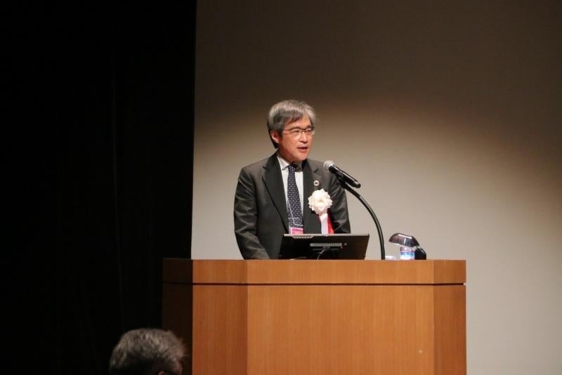 開会あいさつをする阿部理事・上席副学長