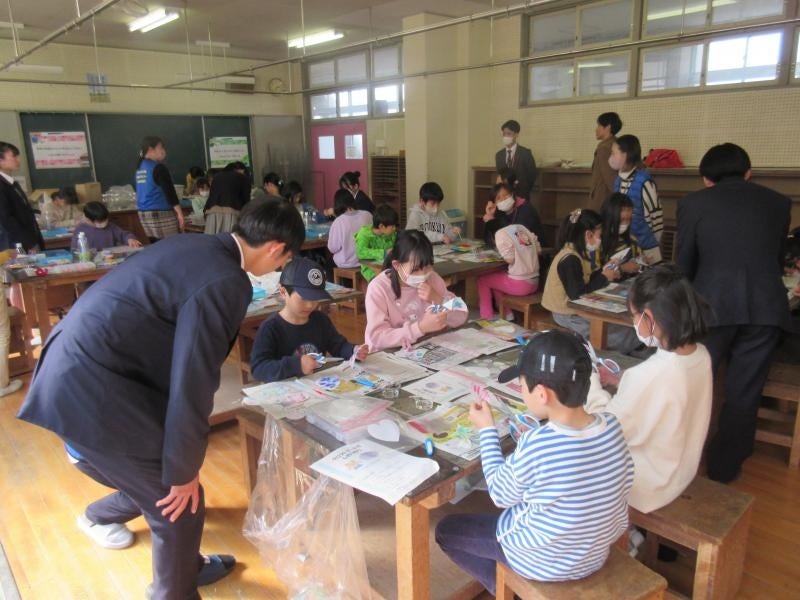 「クロマトアートでしおりを作ろう」の様子