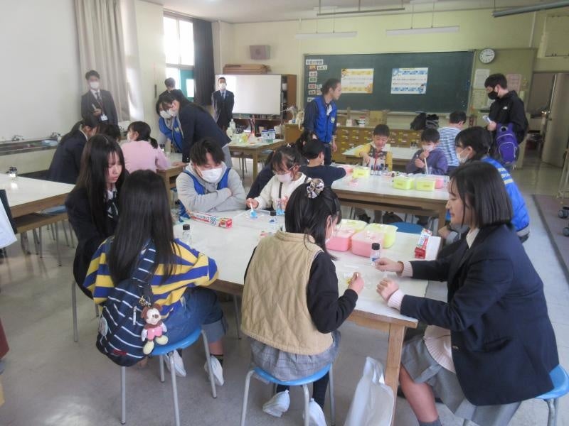 「入浴剤を作ろう」「スライムで遊ぼう」の様子