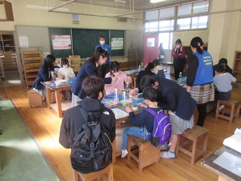 「ペットボトルで万華鏡を作ろう」の様子