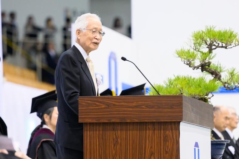 祝辞を贈る小長会長