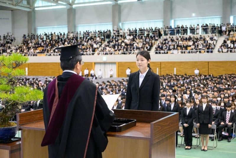 受賞者代表へ表彰状を授与