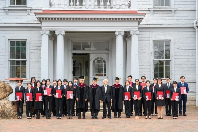 式典会場横の総合グラウンドクラブ(旧岡山偕行社)前にて記念撮影