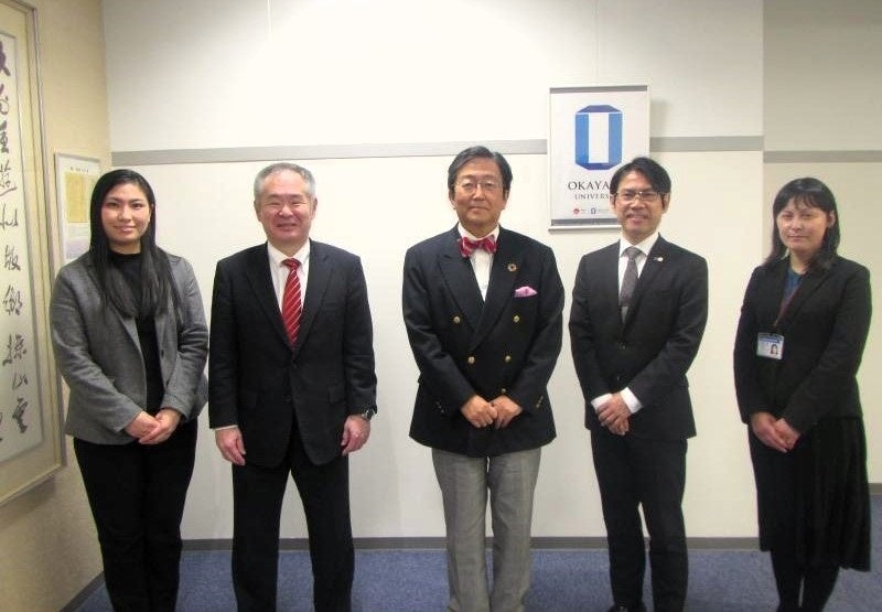 集合写真（有吉大使：左から2番目、那須学長：中央）