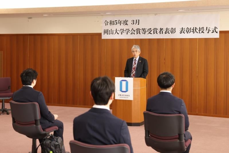 受賞者に祝辞を述べる菅理事・上席副学長