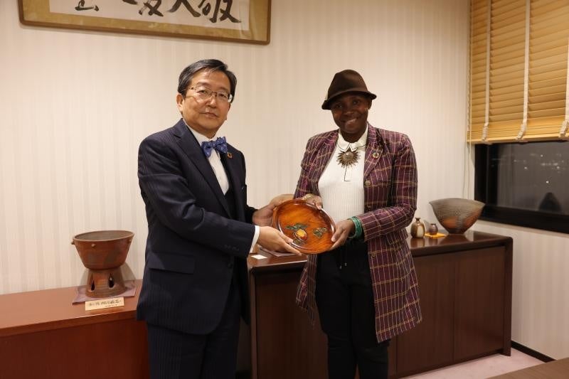 本学からの記念品贈呈の様子