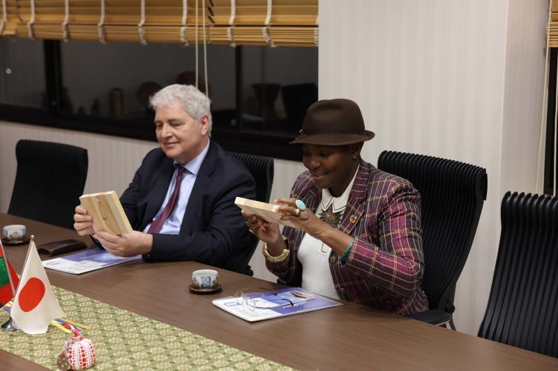 CLT(直交集成板)について那須学長より説明を受けるジグマ王女