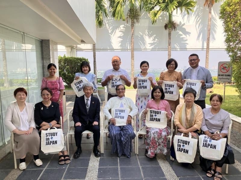 OUIAA同窓生の集合写真（前列中央：ミョーキン支部長、前列右から3番目：ミャミャエー支部長、前列左から3番目：鈴木副学長）