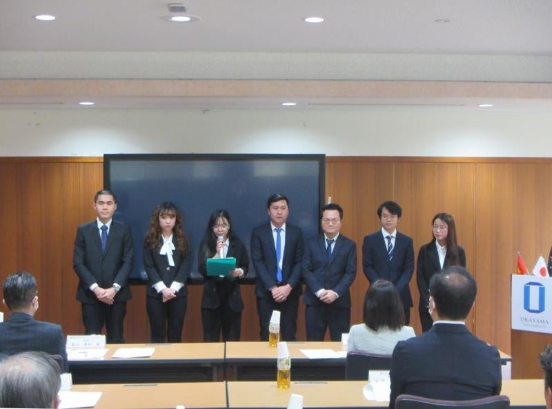 里親企業へ御礼のあいさつをする学生ら