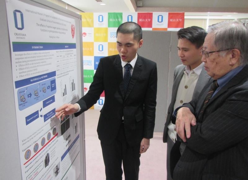 里親企業に研究内容の説明をする学生