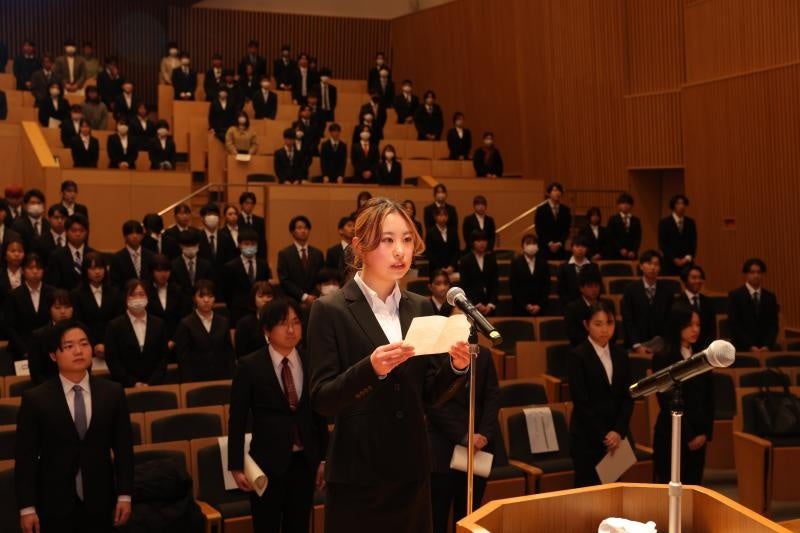 謝辞を述べる原さん