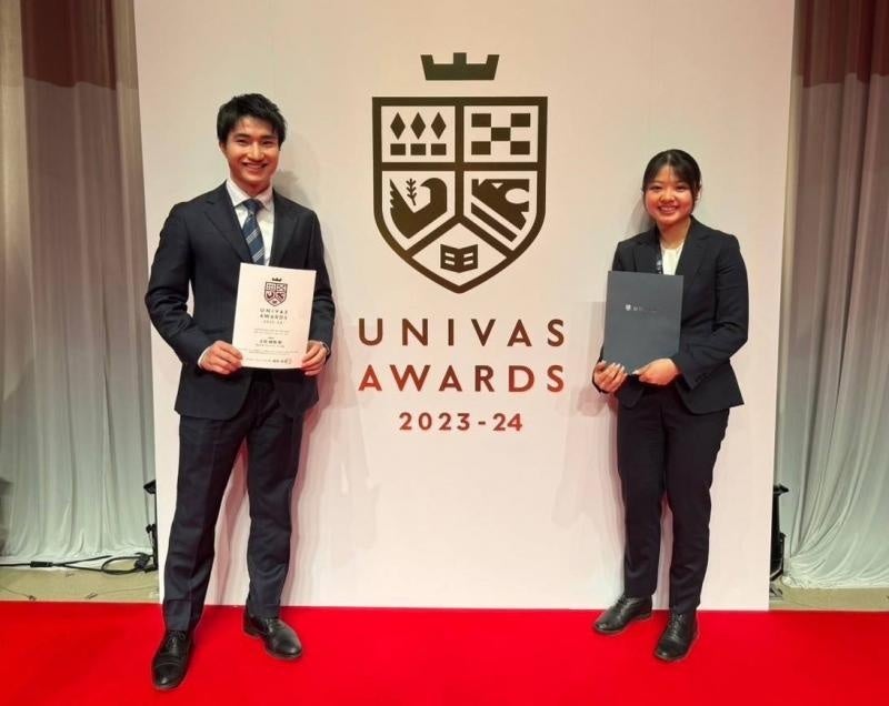 表彰状を手に記念撮影