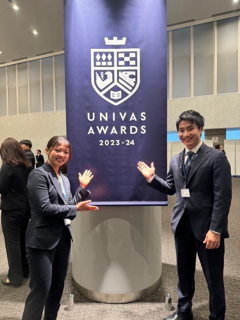 会場の雰囲気を楽しむ様子（左から）Ingyinさん、古賀さん