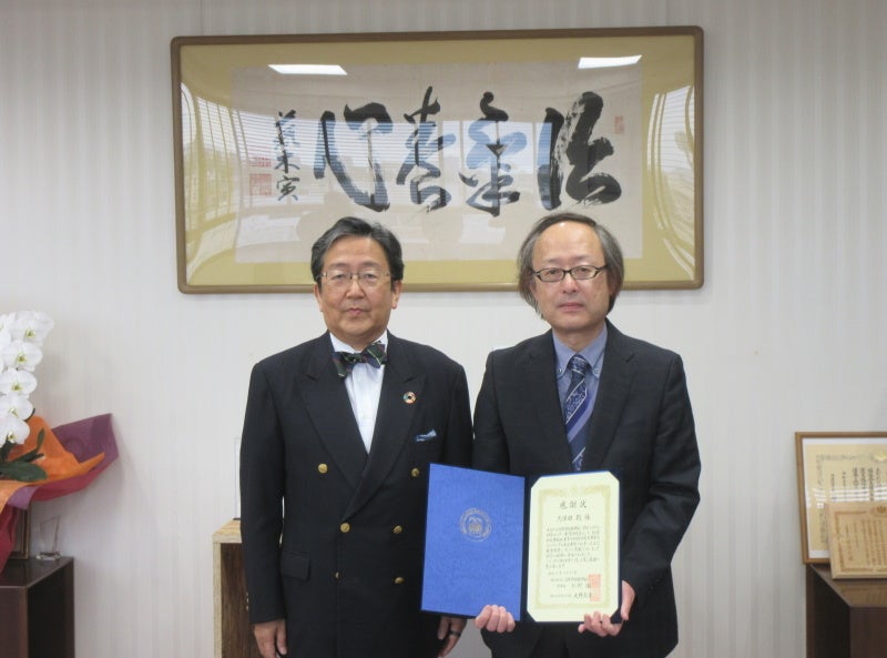 那須学長(左)と、感謝状を手にする久保田教授