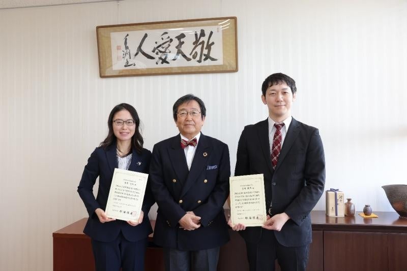 左から奥舎研究准教授、那須学長、長﨑研究准教授