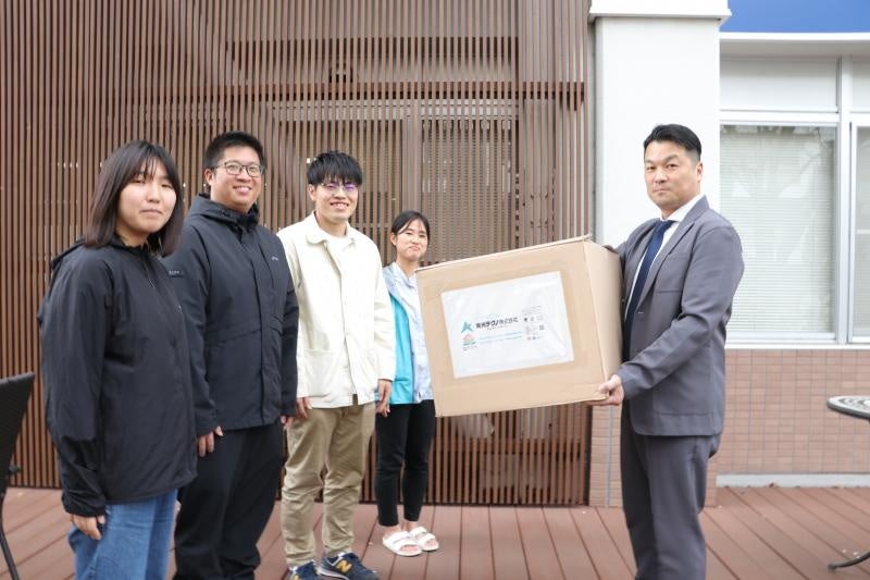 留学生宿舎のRA(レジデント・アシスタント)の学生と横谷部長(右)