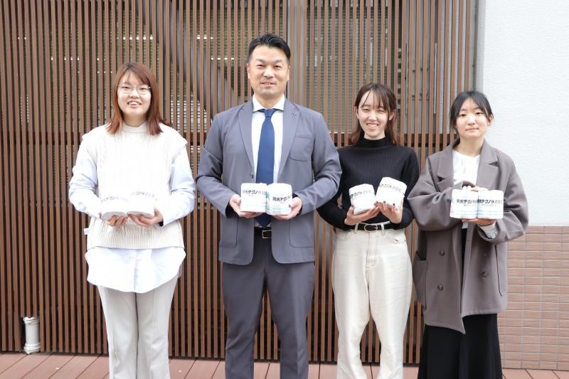 女子学生寮の学生と横谷部長(左から2人目)