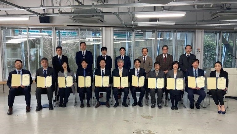 令和5年度TC（1人）、TM（17人）認定者およびTCカレッジ関係者　集合写真 （下段右から2人目：堀課長）