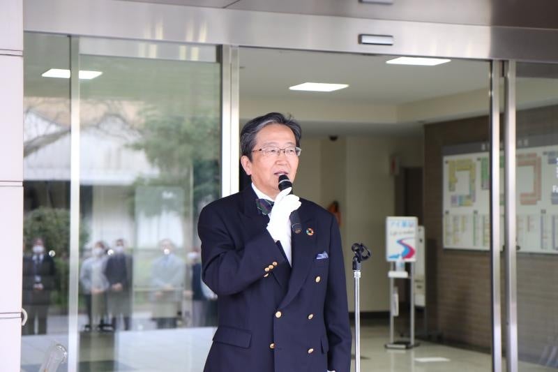 あいさつをする那須学長